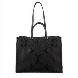 LV ONTHEGO MM in excellent condition. Comes with purse insert.